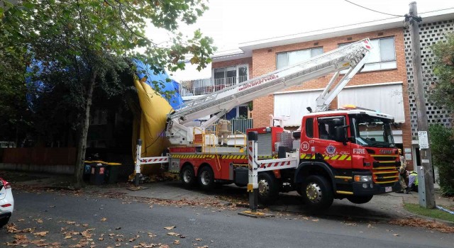 Melbournede 12 kişiyi taşıyan sıcak hava balonu caddeye acil iniş yaptı