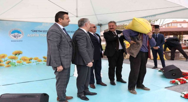 Melikgazi 18 ton aspir tohumunu çiftçiye dağıttı