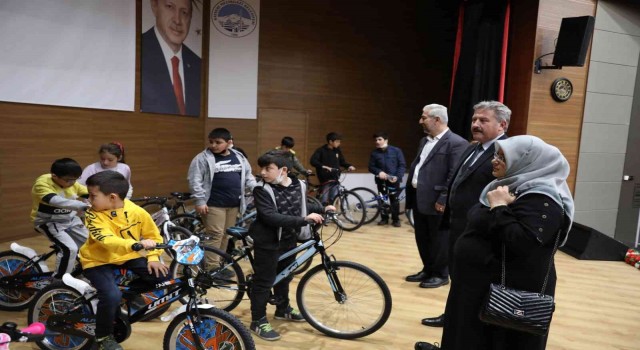 Melikgaziden yetim çocuklara bisiklet hediyesi