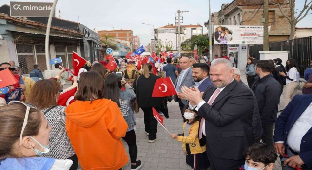 Menemende 23 nisan kutlamaları renkli kortejle başladı