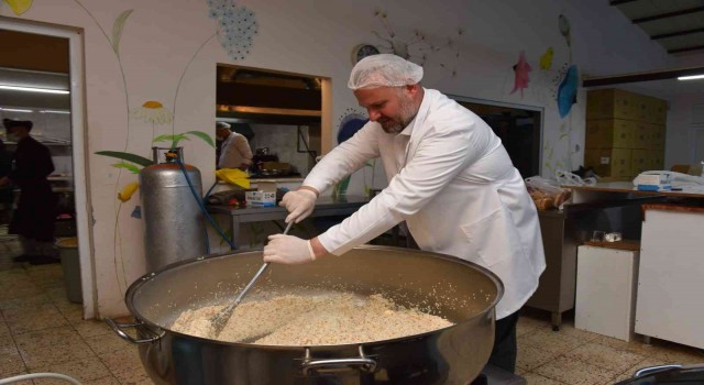 Menemende iftarlıklar Başkan Pehlivandan