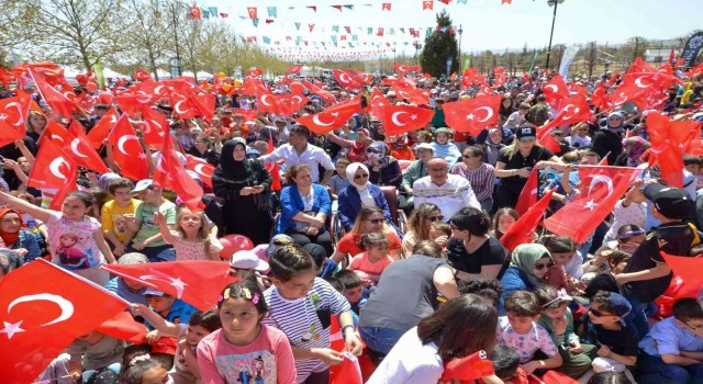 Meramda 23 Nisan on binlerce kişinin katılımıyla kutlandı