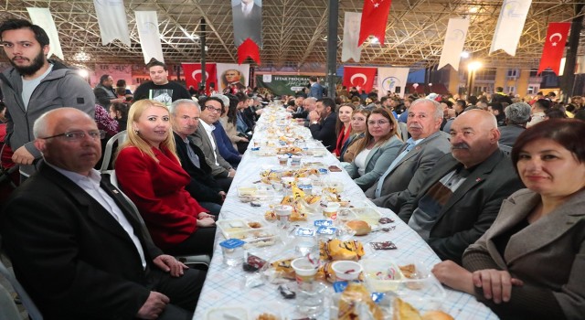 Merkezefendide binlerce kişi aynı sofrada oruç açtı