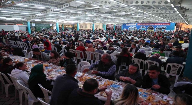 Merkezefendide iftar yemekleri devam ediyor