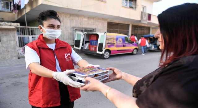 Mersinde günde 12 bin kişiye iftar yemeği ulaştırılıyor