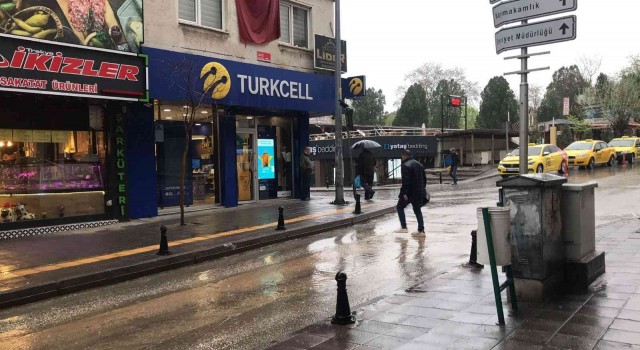 Meteorolojinin sarı kod ile uyardığı Trakyada beklenen sağanak başladı