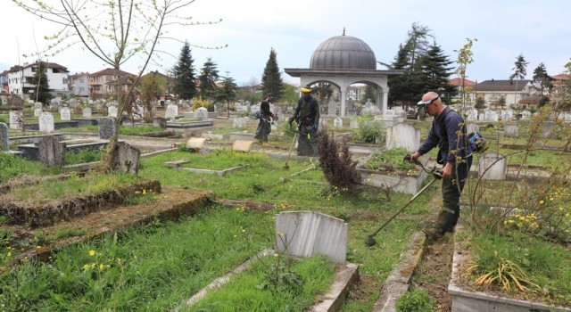 Mezarlıkta bayram temizliği