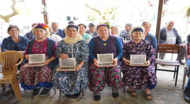 Milasta kırsalda yaşayan vatandaşlara ipek böceği larvası ve halı ipi dağıtıldı