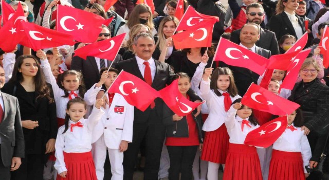 Milli Eğitim Bakanı Özer, 23 Nisan Ulusal Egemenlik ve Çocuk Bayramı dolayısıyla Anıtkabirde