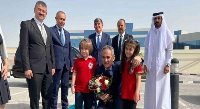 Milli Eğitim Bakanı Özer, Katardaki Türk okulunu ziyaret etti
