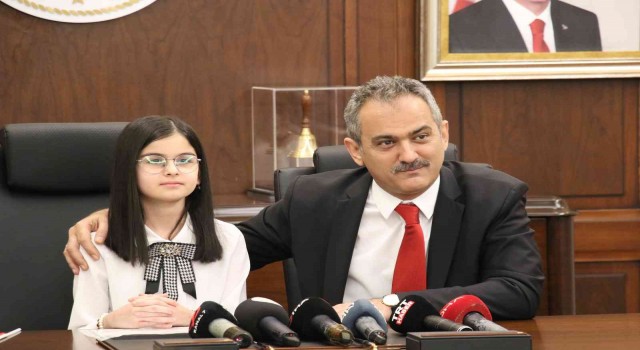 Milli Eğitim Bakanı Özer, koltuğunu 5inci sınıf öğrencisi Çekene devretti