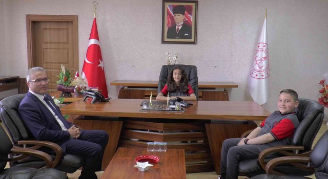 Milli Eğitim Müdürünün koltuğuna oturan çocuk okullara spor salonu talimatı verdi