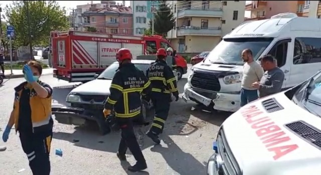 Minibüs ile otomobil çarptı: 2 yaralı