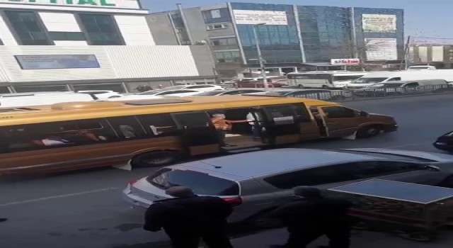 Minibüs şoförü kavga edip araç kovaladı, “Yavaş” diyen yolcuları küfür ederek kovdu