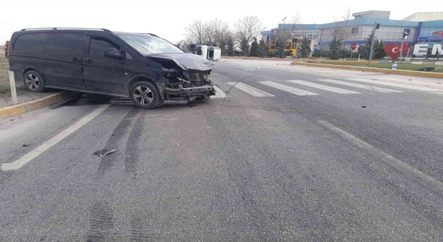 Minibüsle çarpışan kamyonet devrildi, 1 kişi yaralandı