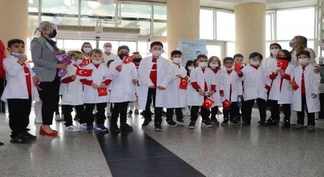 Minik doktorlar bayramlarını sağlık çalışanlarıyla birlikte kutladı