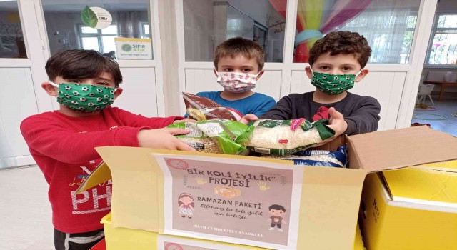 Minik eller Bir Koli İyilik ile yürekleri ısıtıyor