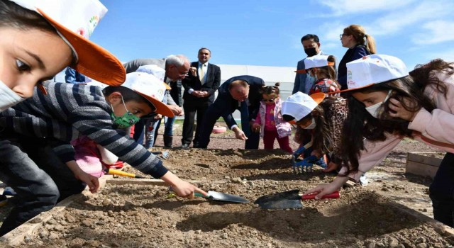 Minik eller tohumları toprakla buluşturdu