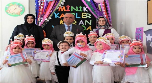 Minik öğrenciler Kuran-ı Kerime geçmenin mutluluğunu yaşadı