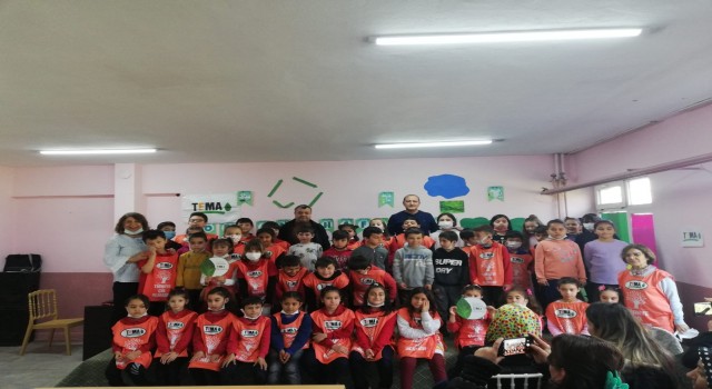 Minik öğrenciler TEMA rozetlerini ve kartlarını aldı