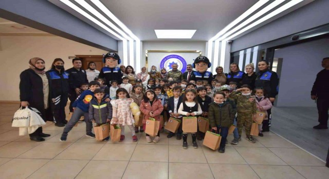 Minik öğrencilerden emniyete ziyaret