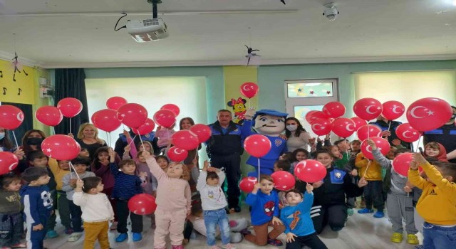 Minik öğrencilere polislerden toplumsal eğitim