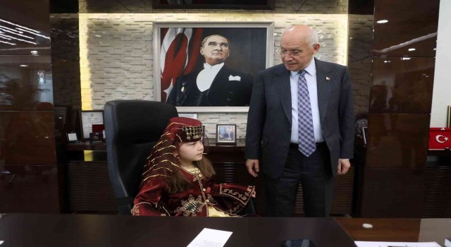 Minikler 11 ülkenin kıyafetlerini giydi