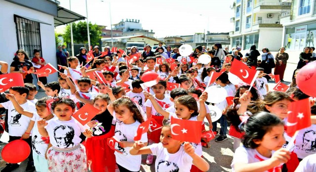 Minikler 23 Nisan coşkusunu sokaklara taşıdı