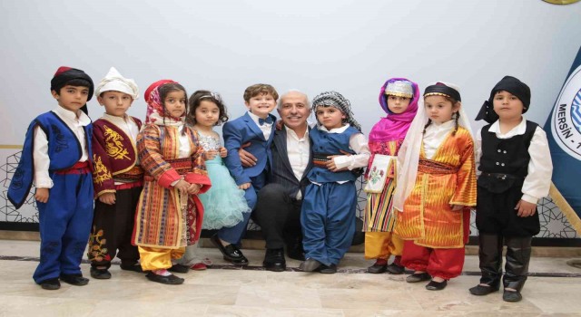Minikler, rengarenk giysileriyle Başkan Gültakın günün aydınlattılar