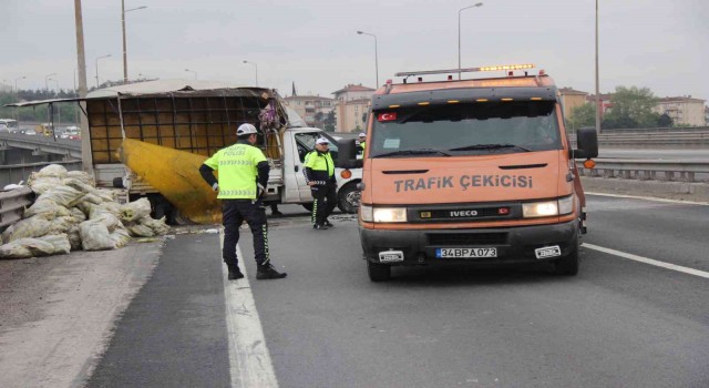 Mısır yüklü kamyonet yola devrildi