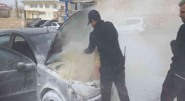 Motor kısmında duman yükselen araca itfaiye ekipleri müdahale etti