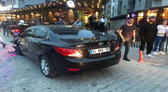 Motosiklet ile otomobilin çarpıştığı kaza kamerada