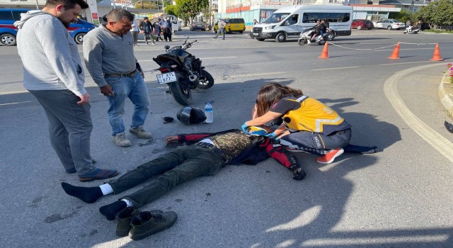 Motosiklet sürücüsünün ölümden döndüğü anlar güvenlik kamerasına yansıdı