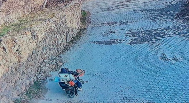 Motosikletle kaçan ev hırsızları JASATtan kaçamadı