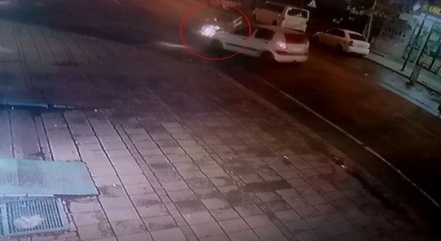 Motosikletle otomobilin kafa kafaya çarpıştığı kaza kamerada