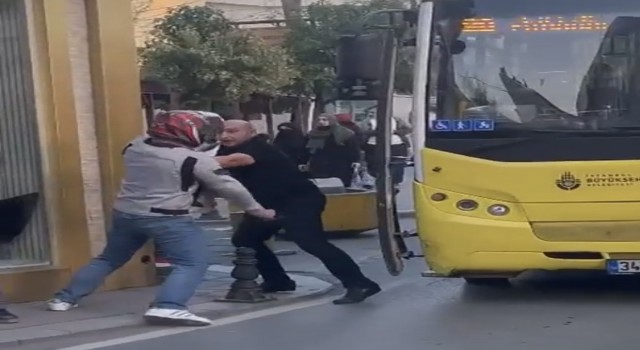 Motosikletli sürücü, elindeki bıçakla İETT otobüsü şoförüne saldırdı