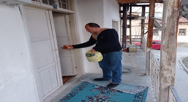 Muhtar kapı kapı gezip sıcak yemek dağıtıyor