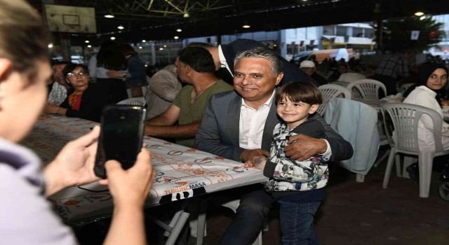 Muratpaşa Belediyesi Güzeloba Mahallesinde iftar verdi