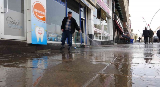 Muşta çamur yağdı