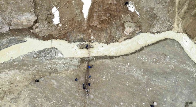 Muşta yağış ve fırtınanın etkisiyle elektrik direği devrildi