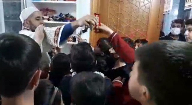 Namazı camide kıl ikramı kap