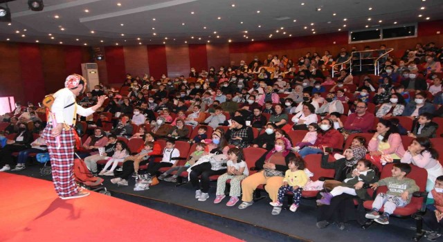 Nazillide 2 bin 500 çocuk tiyatro ile buluştu