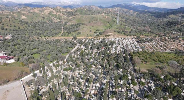 Nazillide mezarlıklar Ramazan Bayramı öncesi bakıma alındı