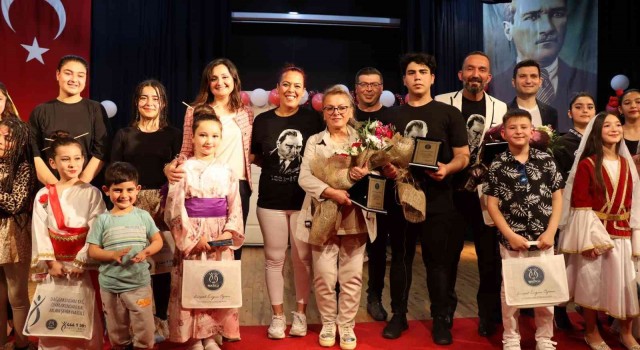 Nazillide minikler bayram coşkusunu tiyatro ile taçlandırdı