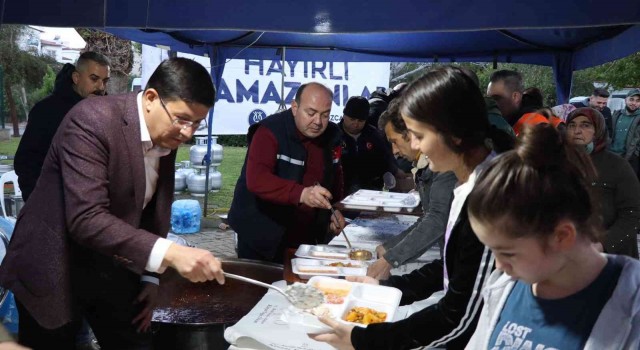 Nazillide yüzlerce kişi iftar sofralarında buluşuyor