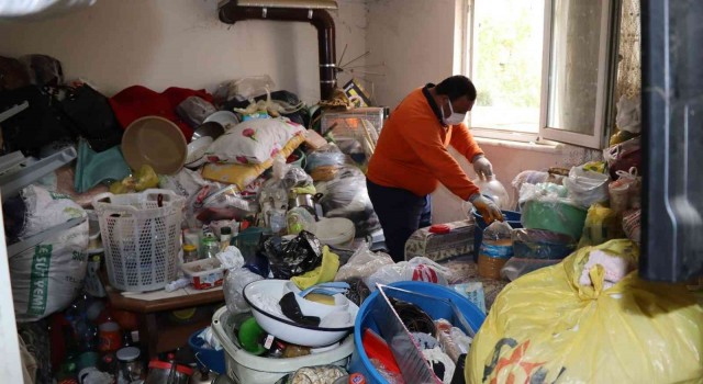 Nazillideki evden 4 kamyon çöp çıktı