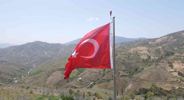 Nazillinin dört bir yanı dev Türk bayrakları ile donatılıyor