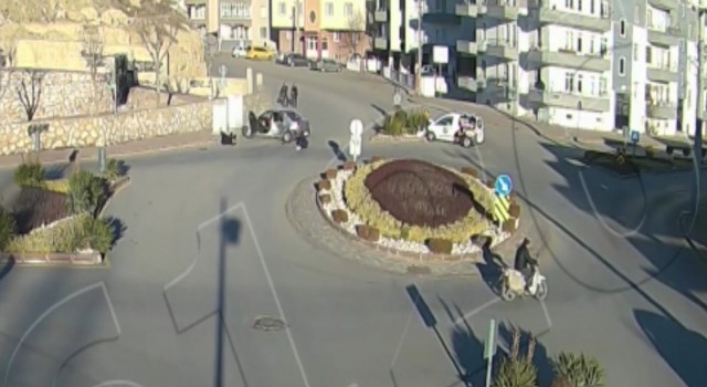 Niğdede 2 kişi kaza sırasında araçtan böyle fırladı