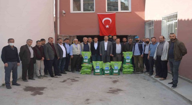 Niksarda çiftçilere silajlık mısır tohumu dağıtıldı