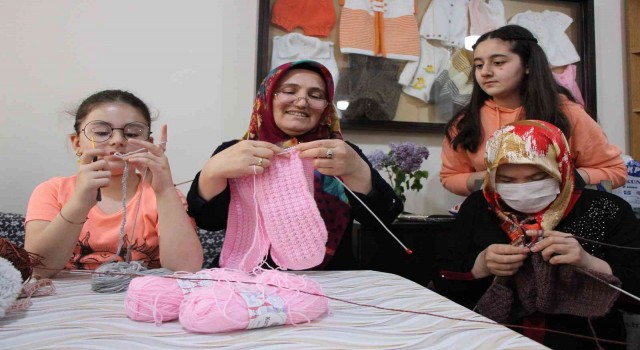 Nineler ve torunları birlikte örgü yapıyor